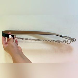 Tod’s belt in leather & metal chain.